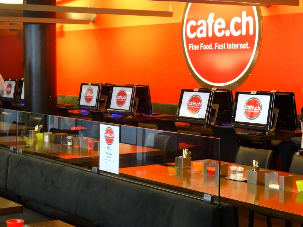 Internetcafé mit Computerplätzen und cafe.ch Logo